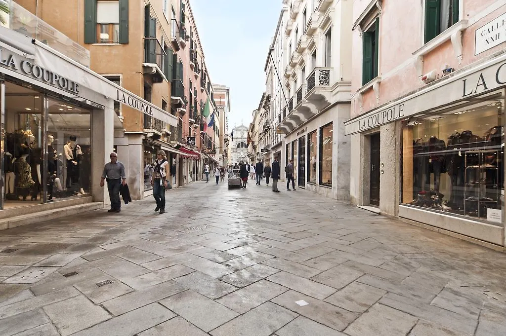 Very Central Apartment In Historical 1600 Palace With Lift A Few Min Walk From San Marco Square Benátky