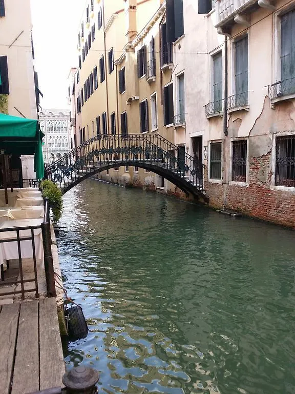 Very Central Apartment In Historical 1600 Palace With Lift A Few Min Walk From San Marco Square Benátky 0*,  Itálie
