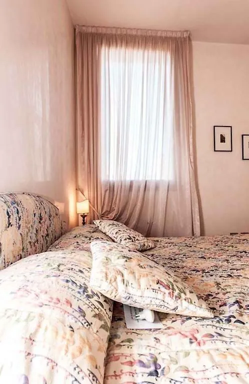 Very Central Apartment In Historical 1600 Palace With Lift A Few Min Walk From San Marco Square Benátky