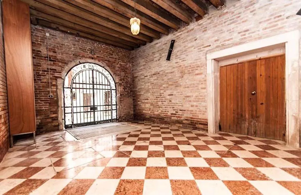 Very Central Apartment In Historical 1600 Palace With Lift A Few Min Walk From San Marco Square Benátky 0*,