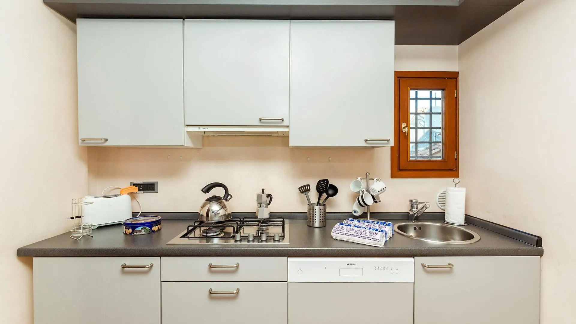 Very Central Apartment In Historical 1600 Palace With Lift A Few Min Walk From San Marco Square Benátky