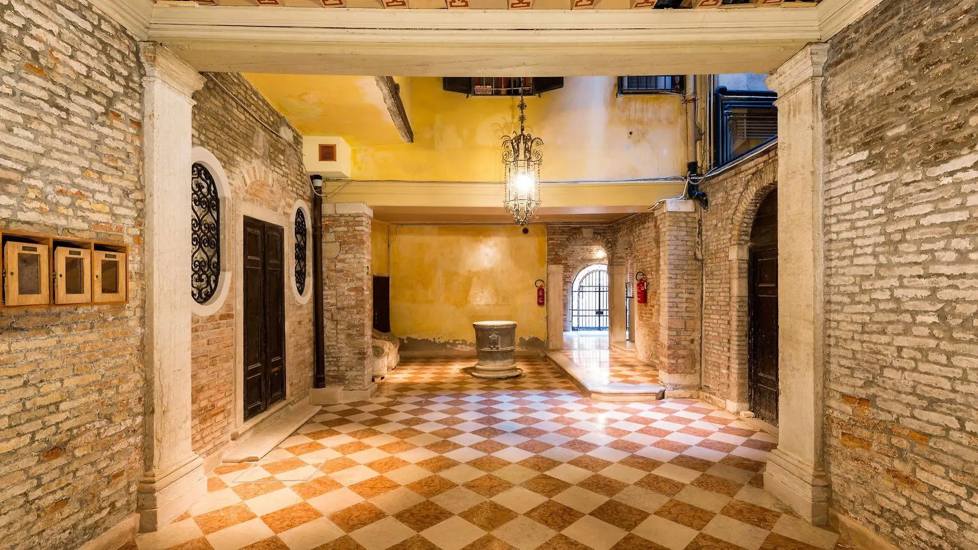 Very Central Apartment In Historical 1600 Palace With Lift A Few Min Walk From San Marco Square Benátky Itálie