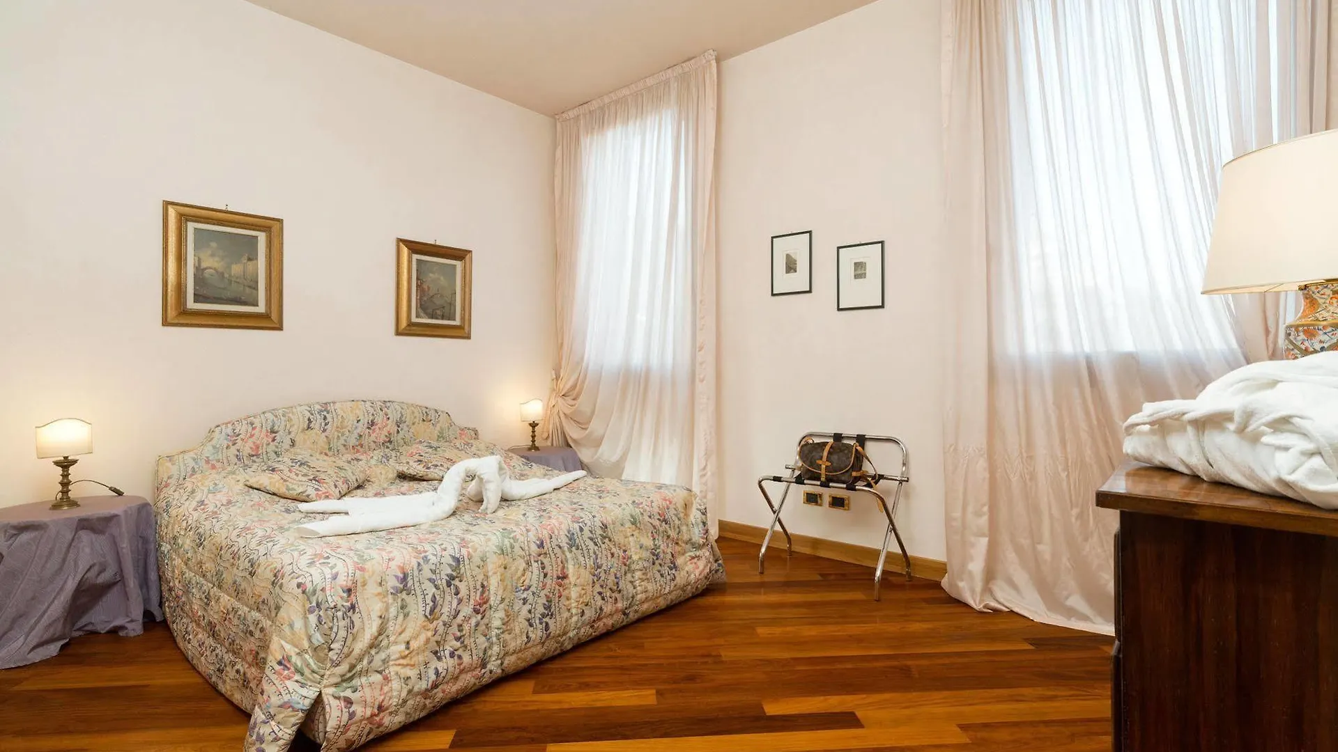 Very Central Apartment In Historical 1600 Palace With Lift A Few Min Walk From San Marco Square Benátky