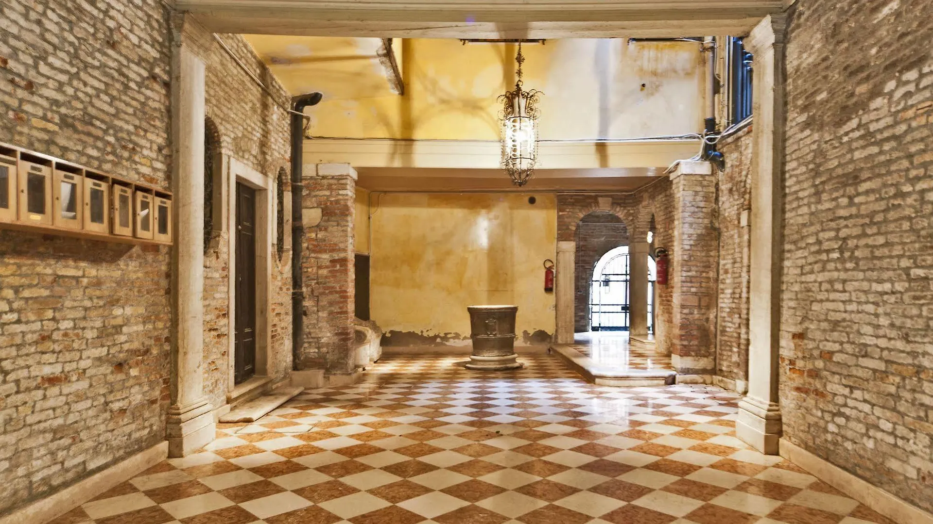Very Central Apartment In Historical 1600 Palace With Lift A Few Min Walk From San Marco Square Benátky