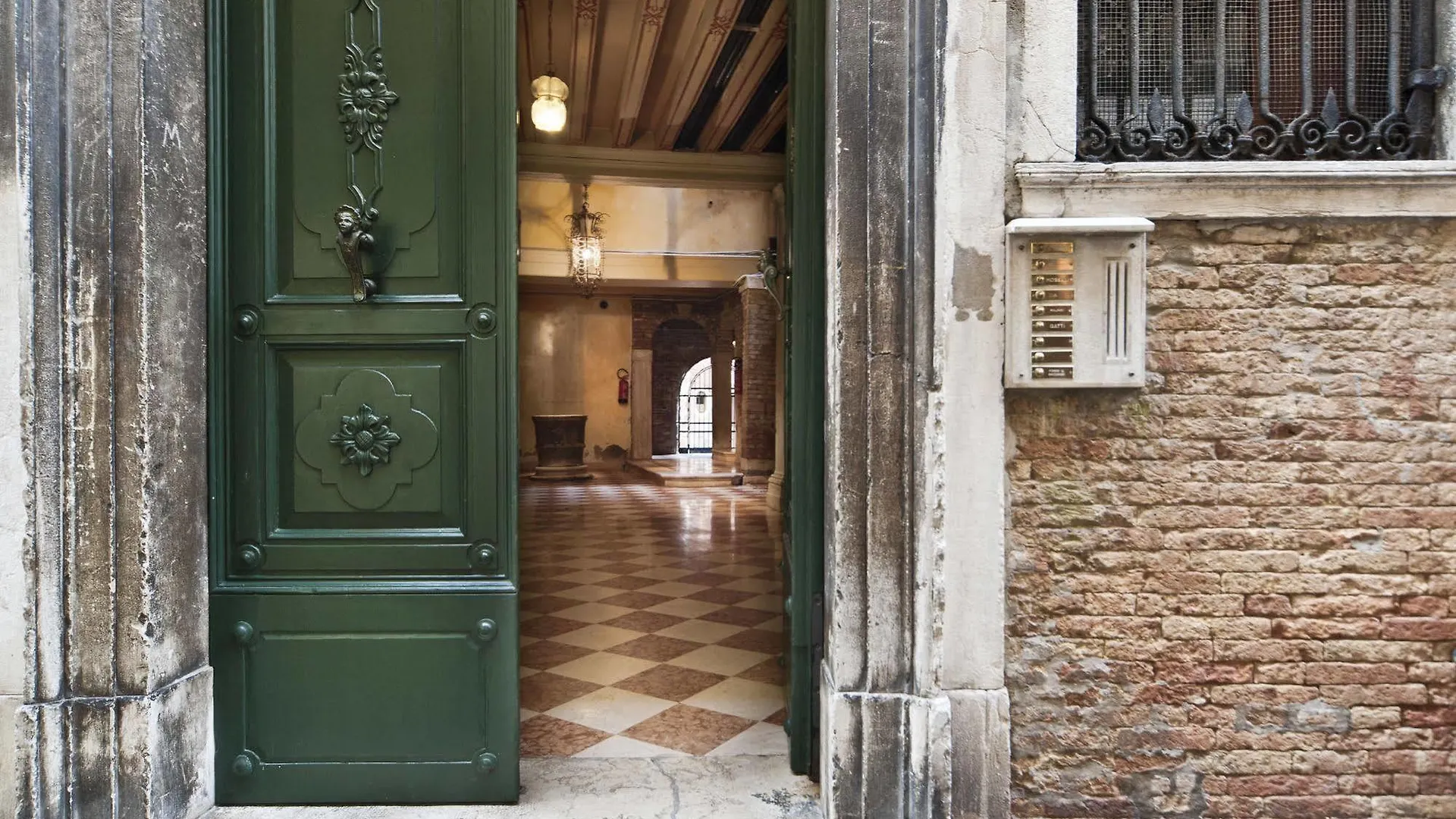 Very Central Apartment In Historical 1600 Palace With Lift A Few Min Walk From San Marco Square Benátky