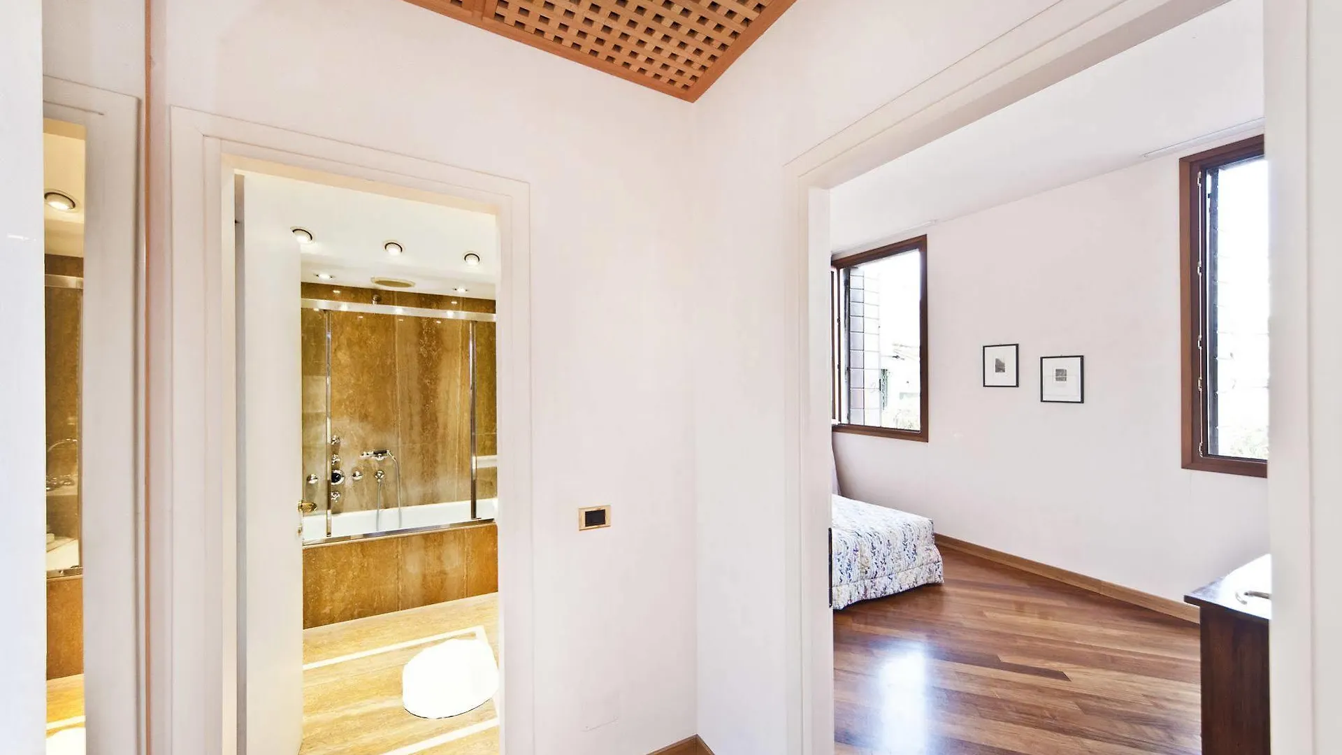 Very Central Apartment In Historical 1600 Palace With Lift A Few Min Walk From San Marco Square Benátky