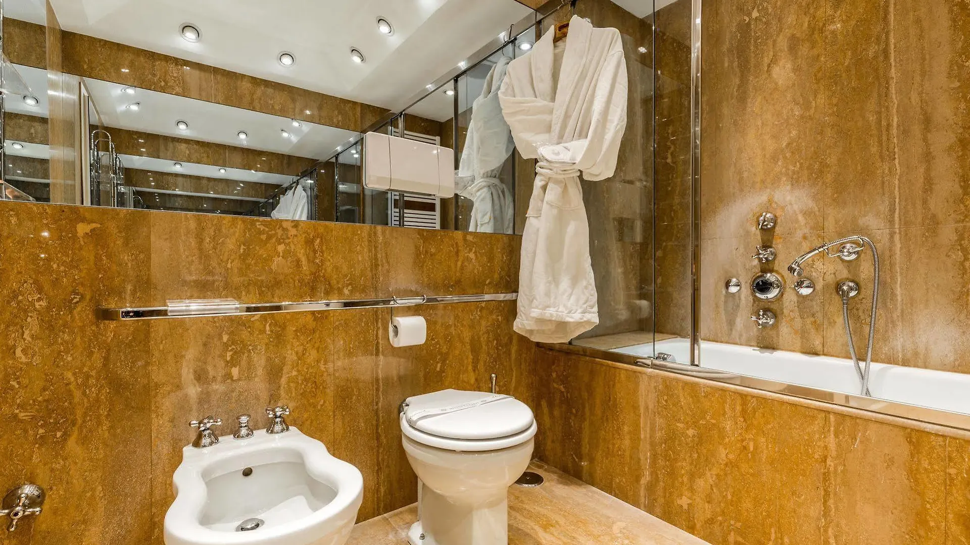 Very Central Apartment In Historical 1600 Palace With Lift A Few Min Walk From San Marco Square Benátky